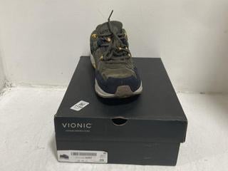 Lot 1150  
            Chesterfield SR45 - Parcel Delivery Only 

                
VIONIC 23WALK 2.0 MEN'S TRAINERS WITH VIO MOTION TECHNOLOGY UK SIZE 8.5 (LOCATION...