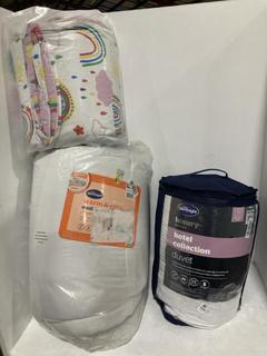 Lot 1245  
            Chesterfield SR45 - Parcel Delivery Only 

                
3 X ASSORTED BEDDING ITEMS TO INCLUDE SILENTNIGHT HOTEL COLLECTION 10.5 TOG KING ...
