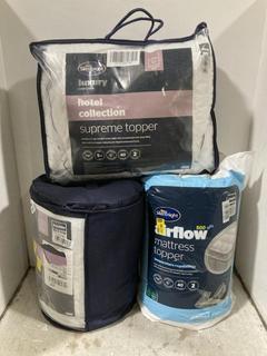 Lot 1265  
            Chesterfield SR45 - Parcel Delivery Only 

                
3 X ASSORTED BEDDING ITEMS TO INCLUDE SILENTNIGHT HOTEL COLLECTION 10.5 TOG DOUBL...
