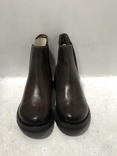 Lot 1311  
            Chesterfield SR45 - Parcel Delivery Only 

                
FLY LONDON SALV195FLY SHOES IN DARK BROWN SIZE 6 (LOCATION: H10)