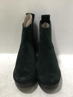 Lot 1312  
            Chesterfield SR45 - Parcel Delivery Only 

                
FLY LONDON BAGU233FLY SHOES IN PINE OIL SUEDE SIZE 6 (LOCATION: H10)