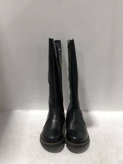 Lot 1313  
            Chesterfield SR45 - Parcel Delivery Only 

                
FLY LONDON MOL 2 BOOTS IN RUG BLACK SIZE 8 (LOCATION: H10)