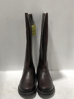 Lot 1314  
            Chesterfield SR45 - Parcel Delivery Only 

                
FLY LONDON MOL 2 BOOTS IN RUG BROWN SIZE 7 (LOCATION: H10)