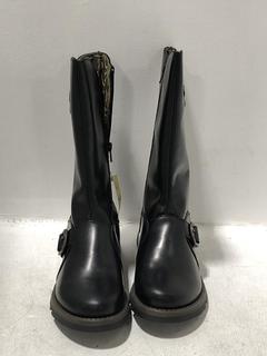 Lot 1315  
            Chesterfield SR45 - Parcel Delivery Only 

                
FLY LONDON MES 2 BOOTS IN RUG BLACK SIZE 6 (LOCATION: H10)