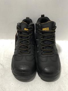 Lot 1326  
            Chesterfield SR45 - Parcel Delivery Only 

                
DEWALT MURRAY WORK BOOTS IN BLACK SIZE 8 (LOCATION: H10)