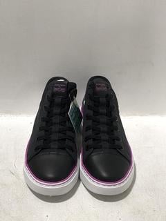 Lot 1327  
            Chesterfield SR45 - Parcel Delivery Only 

                
SKECHERS X SNOOP DOG WOMENS BOSS LIFE CANVAS TRAINERS IN BLACK/PURPLE SIZE 5 (LOC...