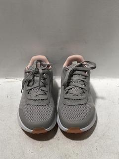 Lot 1328  
            Chesterfield SR45 - Parcel Delivery Only 

                
SKECHERS GO GOLF WOMENS FAIRWAY 3 SHOES IN GREY SIZE 4.5 (LOCATION: H10)