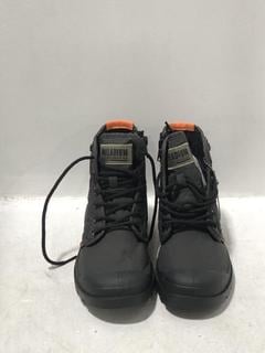 Lot 1332  
            Chesterfield SR45 - Parcel Delivery Only 

                
PALLADIUM PAMPA RE QUILTED SHOES IN BLACK SIZE 6 (LOCATION: H10)