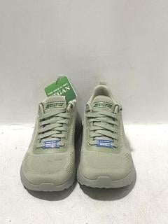 Lot 1333  
            Chesterfield SR45 - Parcel Delivery Only 

                
SKECHERS BOBS SPORT FACE OFF WOMENS SHOES IN GREY SIZE 4.5 (LOCATION: H10)