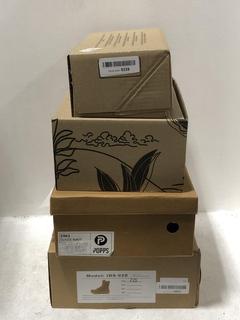 Lot 1335  
            Chesterfield SR45 - Parcel Delivery Only 

                
4 X ASSORTED ADULTS FOOTWEAR TO INCLUDE POPPS 1961 BOOTS IN NAVY SUEDE SIZE 12 (L...