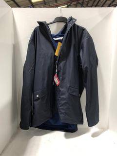 Lot 1337  
            Chesterfield SR45 - Parcel Delivery Only 

                
HELLY HANSEN MOSS RAIN COAT IN NAVY SIZE 2XL (LOCATION: H10)