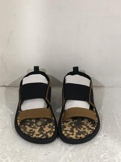 Lot 1371  
            Chesterfield SR45 - Parcel Delivery Only 

                
FLY LONDON OICH064FLY SANDALS IN MULTICOLOUR SIZE 7 (LOCATION: G1)