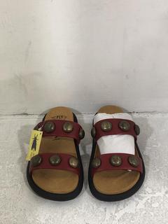 Lot 1372  
            Chesterfield SR45 - Parcel Delivery Only 

                
FLY LONDON PLAI071FLY SANDALS IN RED SIZE 4 (LOCATION: G1)