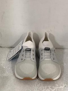 Lot 1373  
            Chesterfield SR45 - Parcel Delivery Only 

                
UYN SKIPPER WOMENS TRAINERS IN WHITE SIZE EU 36 (LOCATION: G1 )