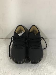 Lot 1374  
            Chesterfield SR45 - Parcel Delivery Only 

                
CANTERBURY SPEED FALCON TEAM SG AU BOOTS IN BLACK SIZE 8 (LOCATION: G1)