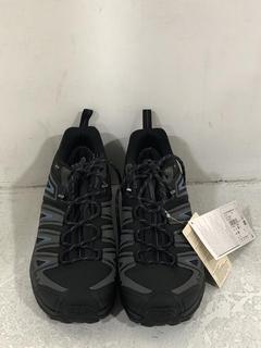 Lot 1375  
            Chesterfield SR45 - Parcel Delivery Only 

                
SALOMON MENS X ULTRA PIONEER GTX SHOES IN BLACK/MAGNET/BLUESTEEL SIZE 10 (LOCATIO...