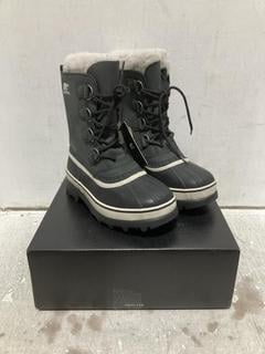 Lot 1383  
            Chesterfield SR45 - Parcel Delivery Only 

                
SOREL CARIBOU SKI BOOTS IN BLACK SIZE 6 ORIGINAL RRP £180 (LOCATION: G1)