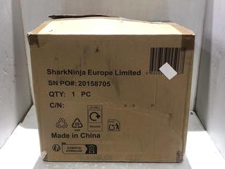 Lot 319  
            Chesterfield SR45 - Parcel Delivery Only 

                
SHARK NINJA OL750UKCP 14-IN-1 SMARTLID MAX MULTICOOKER ORIGINAL RRP-£130 (LOCATIO...