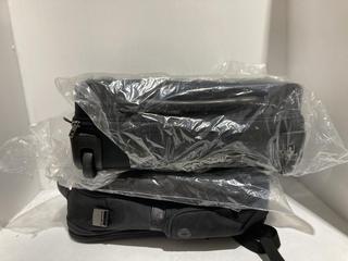 Lot 331  
            Chesterfield SR45 - Parcel Delivery Only 

                
3 X ASSORTED LAPTOP BAGS TO INCLUDE BLACK SAMSONITE PRO-DLX 5 LAPTOP BAG (LOCATIO...
