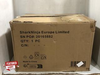Lot 34  
            Chesterfield SR45 - Parcel Delivery Only 

                
SHARK NINJA DT200UK OVEN 29L 2400 W ORIGINAL RRP-£280 (LOCATION: G9)