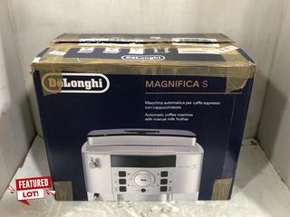 Lot 39  
            Chesterfield SR45 - Parcel Delivery Only 

                
DELONGHI MAGNIFICA S AUTOMATIC COFFEE MACHINE WITH MANUAL MILK FROTHER ORIGINAL R...