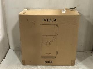 Lot 50  
            Chesterfield SR45 - Parcel Delivery Only 

                
FRIDJA F2500 SELF FEEDING JUICER MACHINE ORIGINAL RRP-£140 (LOCATION: G10)