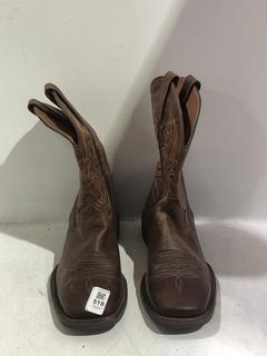 Lot 518  
            Chesterfield SR45 - Parcel Delivery Only 

                
BROWN ARIAT WESTERN BOOTS UK SIZE 7 MEN ORIGINAL RRP-Â£175 (LOCATION: J1)