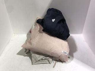 Lot 531  
            Chesterfield SR45 - Parcel Delivery Only 

                
4 X ASSORTED CLOTHING ITEMS TO INCLUDE PLAYBOY X MISSGUIDED 4XL JUMPER (LOCATION:...