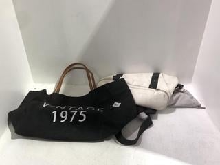 Lot 539  
            Chesterfield SR45 - Parcel Delivery Only 

                
2 X ASSORTED BAGS TO INCLUDE WHITE FLORELLI SPORT BAG (LOCATION: J1)