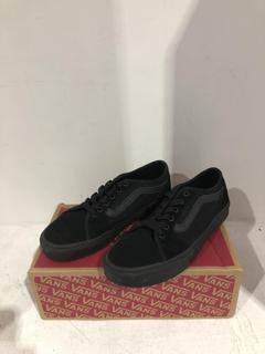 Lot 543  
            Chesterfield SR45 - Parcel Delivery Only 

                
VANS FILMORE DECON SUEDE BLACK TRAINERS UK SIZE 8.5 (LOCATION: J2)