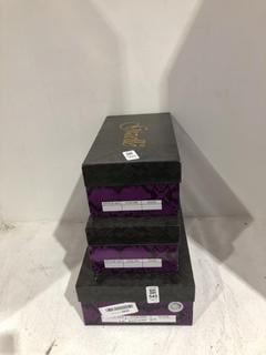 Lot 545  
            Chesterfield SR45 - Parcel Delivery Only 

                
3 X ASSORTED GIZELLE FOOTWEAR TO INCLUDE GIZELLE BLACK FLAT SHOES UK SIZE 5 (LOCA...
