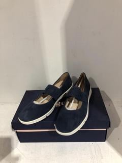 Lot 547  
            Chesterfield SR45 - Parcel Delivery Only 

                
POLLINI UK SIZE 3.5 SILVER SNEAKERS AND LEGERO BLUE/WHITE SHOES UK SIZE 8.5 (LOCA...