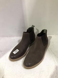 Lot 551  
            Chesterfield SR45 - Parcel Delivery Only 

                
BARBOUR BROWN LEATHER FARSLEY CHELSEA BOOTS APPROXIMATE SIZE 6 (LOCATION: J2)
