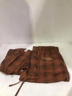 Lot 552  
            Chesterfield SR45 - Parcel Delivery Only 

                
TAYLOR SWIFT EVERMORE ALBUM X-SMALL PAJAMAS (LOCATION: J2)