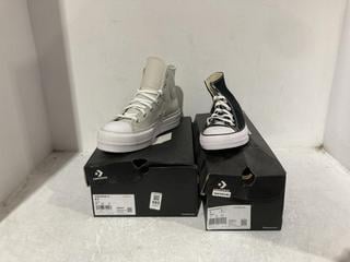 Lot 585  
            Chesterfield SR45 - Parcel Delivery Only 

                
CONVERSE CTAS WIDE HI BLACK UK SIZE 6 TRAINERS + CONVERSE UK SIZE 6.5 CTAS LIFT H...