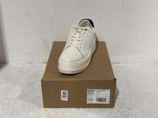 Lot 591  
            Chesterfield SR45 - Parcel Delivery Only 

                
DUNE LONDON WHITE SHOES UK SIZE 5 (LOCATION: J3)