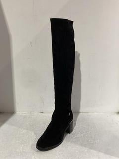 Lot 592  
            Chesterfield SR45 - Parcel Delivery Only 

                
TOMMY HILFIGER ICONIC ELENA SLING BACK WEDGE BLACK BOOTS UK SIZE 8 (LOCATION: J3)