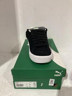 Lot 594  
            Chesterfield SR45 - Parcel Delivery Only 

                
PUMA SUEDE XL TRAINERS IN BLACK/WHITE SIZE 9 (LOCATION: J3)