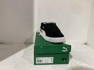 Lot 596  
            Chesterfield SR45 - Parcel Delivery Only 

                
PUMA SUEDE XL TRAINERS IN BLACK/WHITE SIZE 7 (LOCATION: J3)