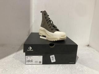Lot 597  
            Chesterfield SR45 - Parcel Delivery Only 

                
CONVERSE UNISEX A10049C RUN STAR HIKE HI TRAINERS IN TRUFFLE/BLACK/EGRET SIZE 5 (...