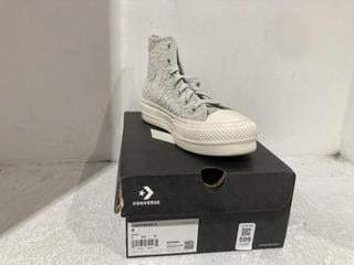 Lot 599  
            Chesterfield SR45 - Parcel Delivery Only 

                
CONVERSE UK SIZE 4 TRAINERS CTAS LIFT TRAINERS (LOCATION: J3)