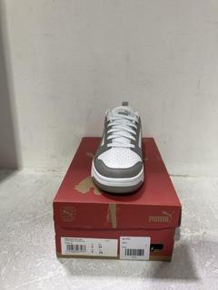 Lot 614  
            Chesterfield SR45 - Parcel Delivery Only 

                
PUMA REBOUND V6 LOW TRAINERS IN WHITE-CONCRETE GREY SIZE 6 (LOCATION: J3)