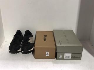 Lot 619  
            Chesterfield SR45 - Parcel Delivery Only 

                
3 X ASSORTED SHOES TO INCLUDE CLARKS SIGNATURE BLACK UK SIZE 6 SHOES (LOCATION: J3)