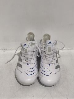 Lot 620  
            Chesterfield SR45 - Parcel Delivery Only 

                
WHITE ADIDAS PREDATOR FOOTBALL BOOTS UK SIZE 6 (LOCATION: J3)