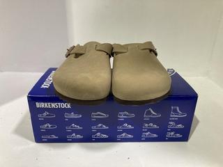 Lot 664  
            Chesterfield SR45 - Parcel Delivery Only 

                
BIRKENSTOCK UK SIZE 5.5 BOSTON BS TABACCO BROWN SANDELS (LOCATION: J6)