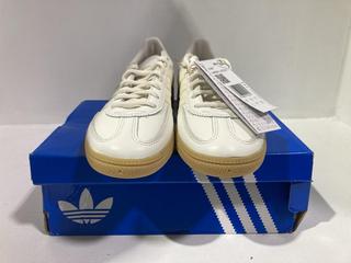 Lot 669  
            Chesterfield SR45 - Parcel Delivery Only 

                
ADIDAS MEN HANDBALL SPEZIAL CORE WHITE UK SIZE 4.5 (LOCATION: J6)
