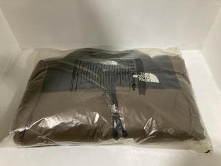 Lot 672  
            Chesterfield SR45 - Parcel Delivery Only 

                
THE NORTH FACE M 96 RETRO NUPTSE JKT SMOKEY BROWN SMALL (LOCATION: J6)