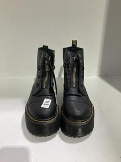 Lot 686  
            Chesterfield SR45 - Parcel Delivery Only 

                
BLACK DR MARTENS BOOTS UK SIZE 7 (LOCATION: J6)