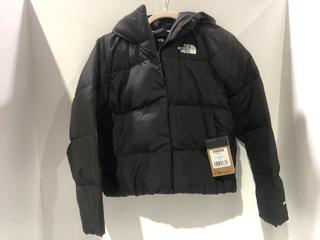 Lot 694  
            Chesterfield SR45 - Parcel Delivery Only 

                
THE NORTH FACE G NORTH DOWN HOODED BLACK JKT (LOCATION: J7)