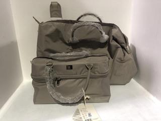 Lot 697  
            Chesterfield SR45 - Parcel Delivery Only 

                
2 X ASSORTED ITLUGGAGE TRAVEL BAGS TO INCLUDE SMALL LUSTROUS LUXE DUFFEL BAG (LOC...